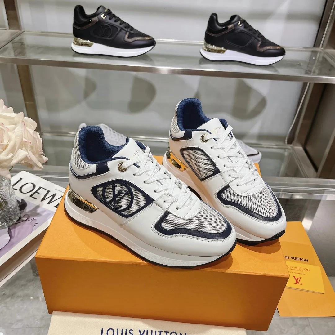 [L Family] P: 760💰Size 35-42 for women, 39-46 for men, (41.42 for women, 45.46 for men, customized) .LV Donkey Brand 🔥🔥LOUIS VUITTON Louis Vuitton's official website synchronizes the 2025 autumn and winter couple's models, which are now on the market, this Neo Run Away sneakers are inspired by running shoes, integrating LV's iconic must-have shoes into the trend. This version is a 1:1 replica of the original version. It is made of two-tone calfskin to highlight its simple lines and unique wedge outsole. Key details include the LV initials on the side and an engraved gold heel stabilizer on the back plus a 2cm hidden insole.